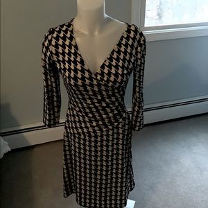 Dress v neck quarter sleeves